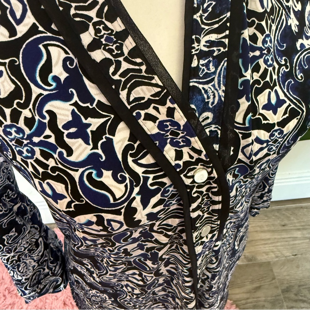 White House Black Market Blue/White Printed Blouse – Size XS - Picture 8 of 8